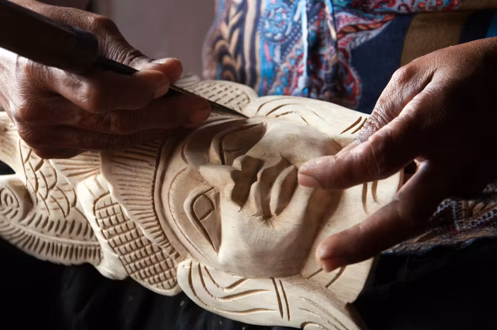 Fabrication d'un masque traditionnel sri-lankais. 